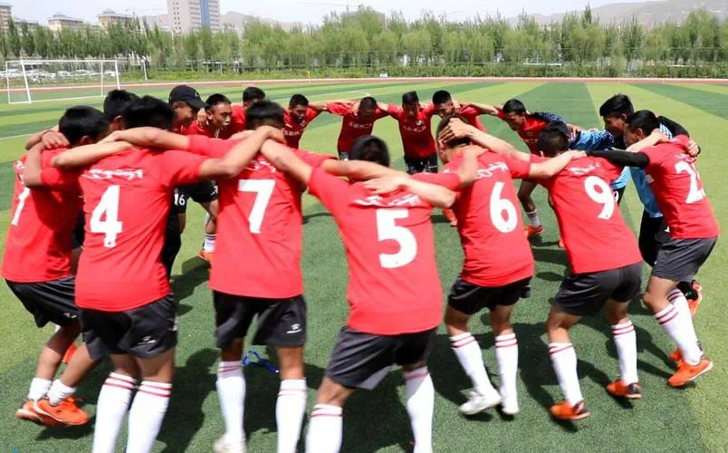 网球拍底座装什么位置好